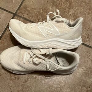 Women’s New Balance Arishi fresh foam size 8 cream